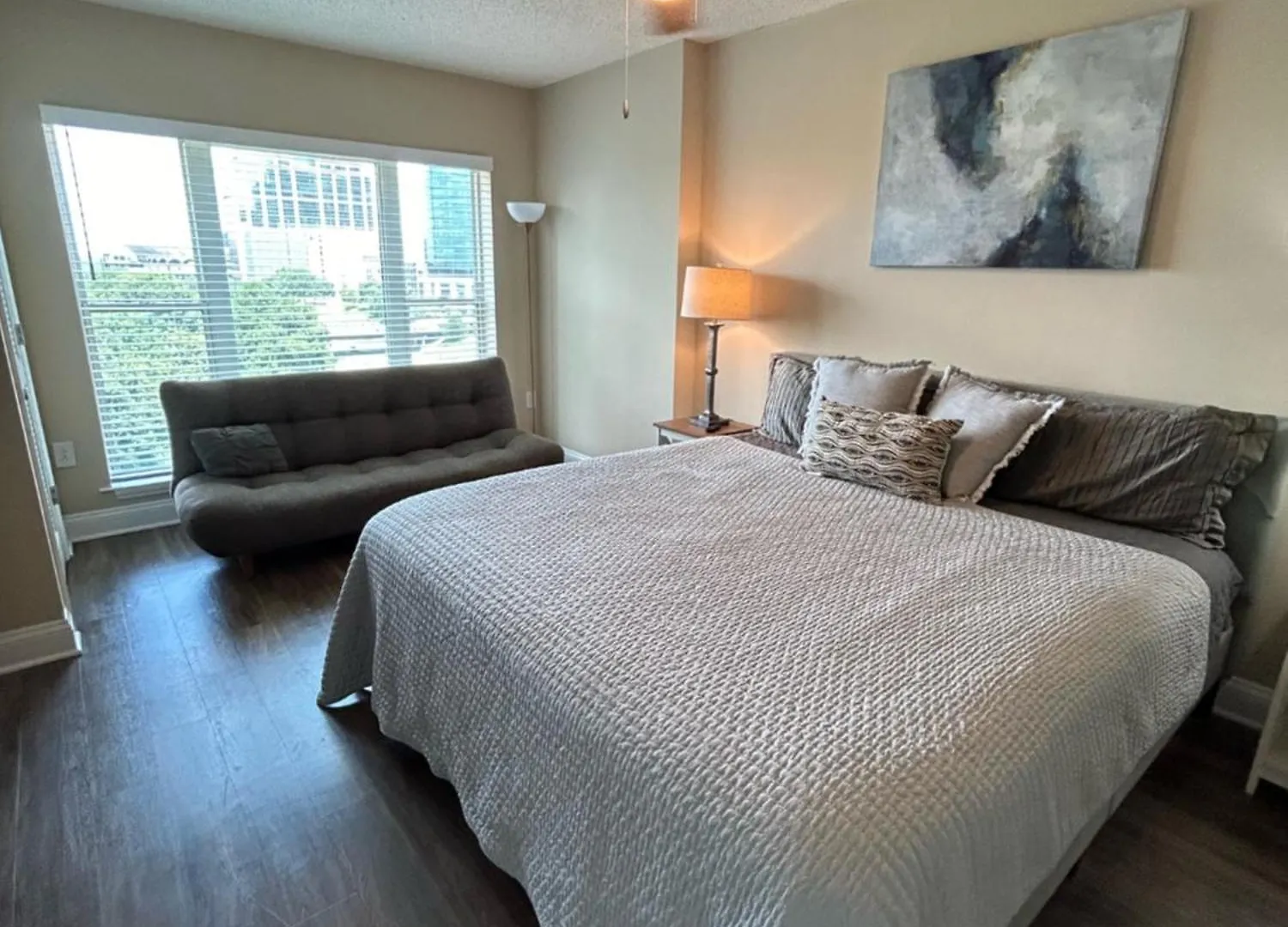 Spacious 2 Bedroom 2 Bathroom Apartment With Balcony In Uptown Charlotte! City Views & Free Parking!