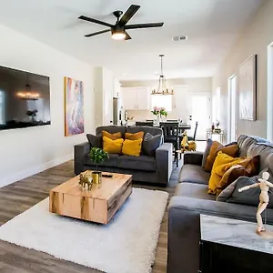New 2022 Home, 10min From Strip, Modern Holiday home Las Vegas