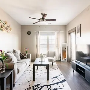 Uptown And Adventures With Pool, Bars & Shops Apartment